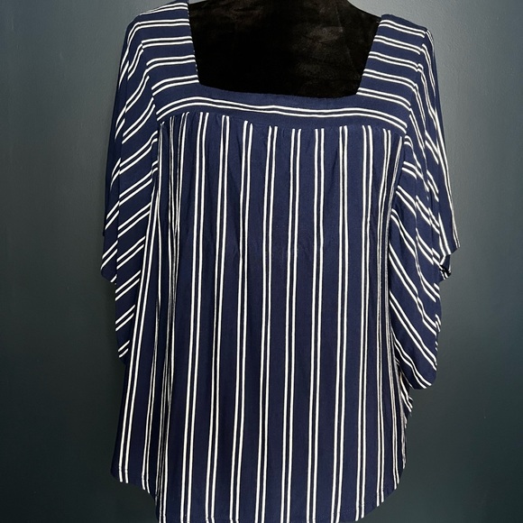 Universal Thread • Winged Top - Picture 3 of 5